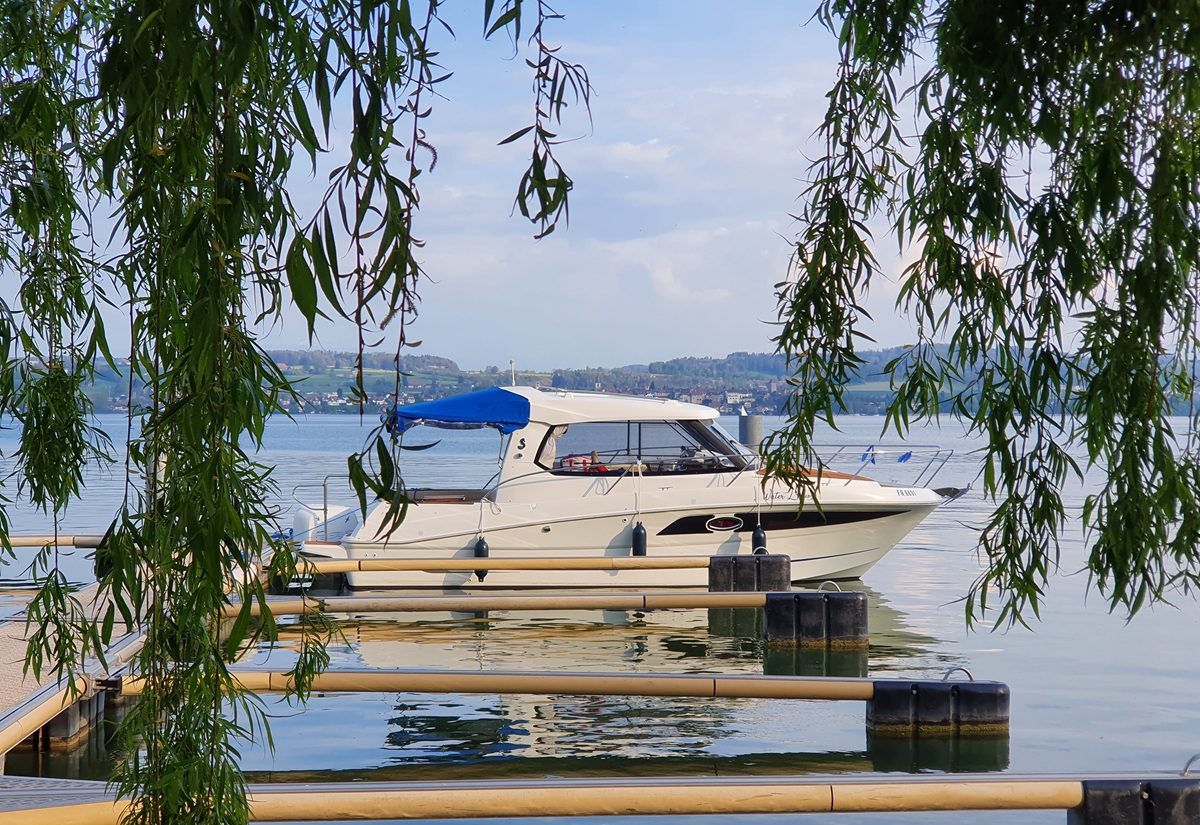 Water L'Eau croisières dans un bateau privé sur le lac de Neuchâtel